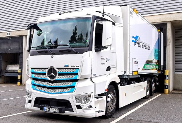 Äußerlich ähnelt der eActros seinem dieselbetriebenen Pendant. Doch sein Antrieb wurde speziell für den elektrischen Vortrieb entwickelt.
Äußerlich ähnelt der eActros seinem dieselbetriebenen Pendant. Doch sein Antrieb wurde speziell für den elektrischen Vortrieb entwickelt.