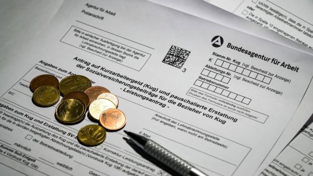 Die Beantragung von Kurzarbeitergeld ist eine Möglichkeit, in der Krise die Personalkosten zu senken. Die Beantragung von Kurzarbeitergeld ist eine Möglichkeit, in der Krise die Personalkosten zu senken.