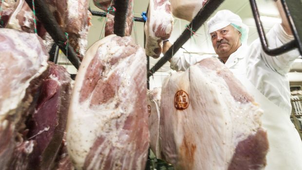 Für die Schinkenmanufakturen im Schwarzwald wird die Luft dünn. Die zuletzt stark gestiegenen Rohstoffkosten lassen sich nicht in dem notwendigen Umfang an den Lebensmitteleinzelhandel weitergeben. Für die Schinkenmanufakturen im Schwarzwald wird die Luft dünn. Die zuletzt stark gestiegenen Rohstoffkosten lassen sich nicht in dem notwendigen Umfang an den Lebensmitteleinzelhandel weitergeben.