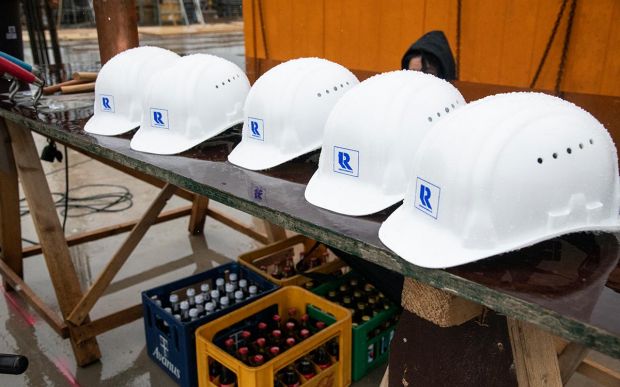 Passend zum anstehenden 100. Geburtstag im Jahr 2021 soll die neue Logistikhalle fertig sein. Passend zum anstehenden 100. Geburtstag im Jahr 2021 soll die neue Logistikhalle fertig sein.