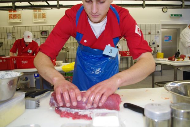 Die Abschlussklassen im Fleischerhandwerk können auch in Corona-Zeiten unter Einhaltung von Abstands- und Hygieneregeln zur Prüfung antreten. Die Abschlussklassen im Fleischerhandwerk können auch in Corona-Zeiten unter Einhaltung von Abstands- und Hygieneregeln zur Prüfung antreten.