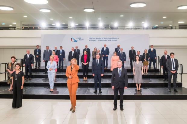 Beim traditionellen Gruppenbild mussten die Agrarminister Abstand halten. In der Einstellung zum Mercosur-Abkommens war man sich dagegen sehr nahe. Beim traditionellen Gruppenbild mussten die Agrarminister Abstand halten. In der Einstellung zum Mercosur-Abkommens war man sich dagegen sehr nahe.