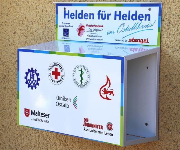Die Boxen mit der roten f-Marke und den Logos aller Projektpartner werden von den Aktionsteilnehmern befüllt, nachdem die Hilfsorganisationen ihr kostenloses Vesper vorbestellt haben. Die Boxen mit der roten f-Marke und den Logos aller Projektpartner werden von den Aktionsteilnehmern befüllt, nachdem die Hilfsorganisationen ihr kostenloses Vesper vorbestellt haben.
