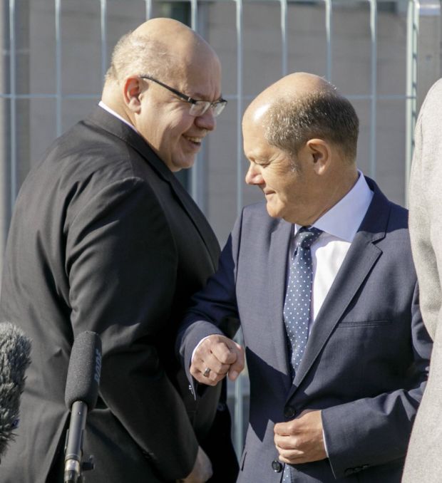 Abstandhalten üben sie noch: Bundesfinanzminister Olaf Scholz (r.) und Bundeswirtschaftsminister Peter Altmaier verabschieden sich am 1. April 2020 mit einem Ellenbogencheck. Abstandhalten üben sie noch: Bundesfinanzminister Olaf Scholz (r.) und Bundeswirtschaftsminister Peter Altmaier verabschieden sich am 1. April 2020 mit einem Ellenbogencheck.