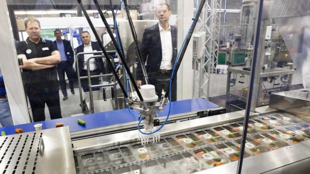 In allen Branchen entstehen Smart Factorys, in denen Maschinen und Produkte sich selbst organisieren, steuern und kontrollieren. Das Bild zeigt eine Verpackungsanlage auf einer Messeveranstaltung. In allen Branchen entstehen Smart Factorys, in denen Maschinen und Produkte sich selbst organisieren, steuern und kontrollieren. Das Bild zeigt eine Verpackungsanlage auf einer Messeveranstaltung.