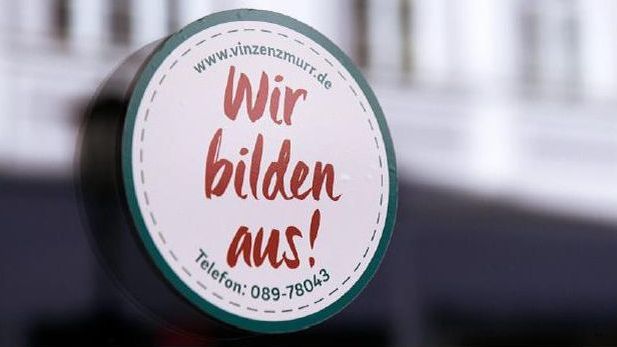 „Wir bilden aus“, sagt Vinzenzmurr. Viele Kollegen aus dem Fleischerhandwerk hoffen trotz oder wegen Corona für das anstehende Ausbildungsjahr Nachwuchs zu rekrutieren.
„Wir bilden aus“, sagt Vinzenzmurr. Viele Kollegen aus dem Fleischerhandwerk hoffen trotz oder wegen Corona für das anstehende Ausbildungsjahr Nachwuchs zu rekrutieren.