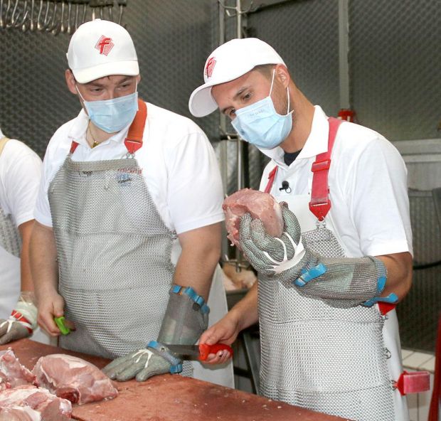 Direkte Einblicke: Fleischermeister Johannes Bechtel (links) zeigt seinem „Praktikanten“, wie man Fleisch korrekt zuschneidet. Direkte Einblicke: Fleischermeister Johannes Bechtel (links) zeigt seinem „Praktikanten“, wie man Fleisch korrekt zuschneidet.