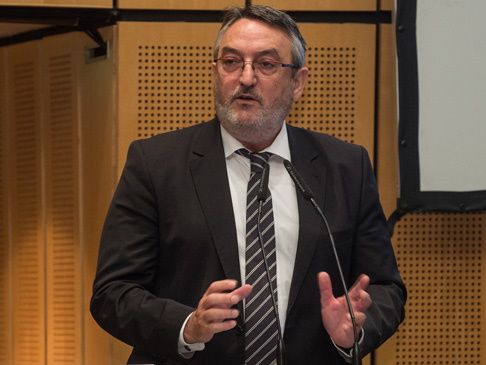 Bernhard Kühnle wurde 2001 von Renate Künast in das Ministerium geholt. Bernhard Kühnle wurde 2001 von Renate Künast in das Ministerium geholt.