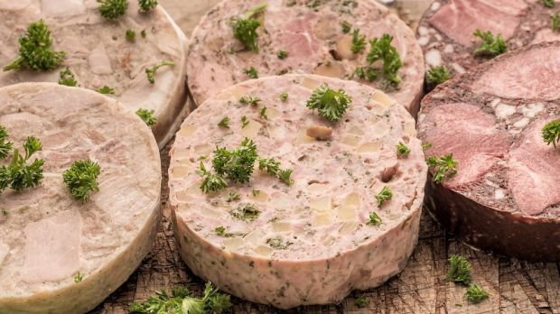 Regionale Spezialitäten wie Hausmacher Blutwurst, Saumagen und Eisbein sind über Rheinland-Pfalz hinaus gefragt. Die Branche fürchtet wegen Wettbewerbsnachteilen um die Zukunft der kleinstrukturierten Produktion. Regionale Spezialitäten wie Hausmacher Blutwurst, Saumagen und Eisbein sind über Rheinland-Pfalz hinaus gefragt. Die Branche fürchtet wegen Wettbewerbsnachteilen um die Zukunft der kleinstrukturierten Produktion.