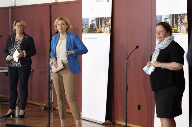 Barbara Otte-Kinast (links), Julia Klöckner und Ursula Heinen-Esser (rechts) bei der Pressekonferenz zum Branchengespräch zum Thema Fleisch und Fleischwirtschaft Barbara Otte-Kinast (links), Julia Klöckner und Ursula Heinen-Esser (rechts) bei der Pressekonferenz zum Branchengespräch zum Thema Fleisch und Fleischwirtschaft