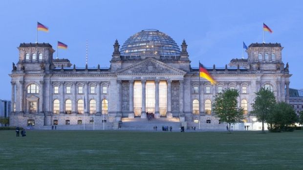 Blick vom Platz der Republik auf das beleuchtete Reichstagsgebäude in der Dämmerung. Blick vom Platz der Republik auf das beleuchtete Reichstagsgebäude in der Dämmerung.