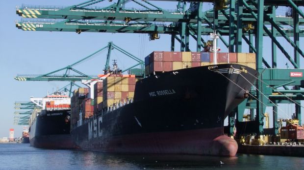 Containerschiff im Hafen von Antwerpen. Containerschiff im Hafen von Antwerpen.