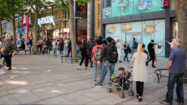 Trotz solcher Warteschlangen wie hier in der Stuttgarter Königstraße: Die Besucherzahlen in wichtigen Einkaufsstraßen lagen auch in der abgelaufenen Woche noch deutlich unter Normalniveau. Trotz solcher Warteschlangen wie hier in der Stuttgarter Königstraße: Die Besucherzahlen in wichtigen Einkaufsstraßen lagen auch in der abgelaufenen Woche noch deutlich unter Normalniveau.