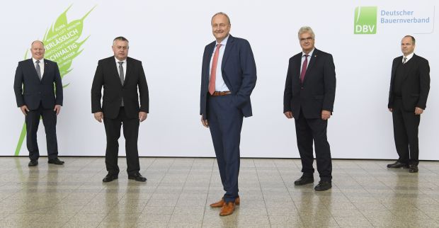 Präsident Joachim Rukwied (Mitte) wurde auf dem Deutschen Bauerntag mit überzeugender Mehrheit wiedergewählt. Die Vizepräsidenten Werner Schwarz aus Schleswig-Holstein, Walter Heidl aus Bayern und Karsten Schmal aus Hessen wurden ebenfalls in ihrem Ehrenamt bestätigt. Als neuen Vizepräsidenten wählten die Delegierten Detlef Kurreck aus Mecklenburg-Vorpommern. Präsident Joachim Rukwied (Mitte) wurde auf dem Deutschen Bauerntag mit überzeugender Mehrheit wiedergewählt. Die Vizepräsidenten Werner Schwarz aus Schleswig-Holstein, Walter Heidl aus Bayern und Karsten Schmal aus Hessen wurden ebenfalls in ihrem Ehrenamt bestätigt. Als neuen Vizepräsidenten wählten die Delegierten Detlef Kurreck aus Mecklenburg-Vorpommern.