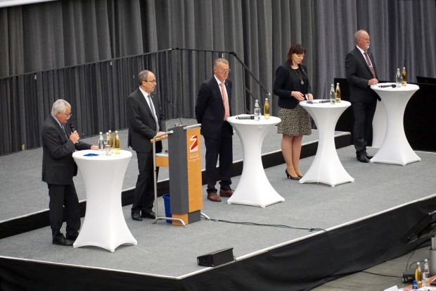 Über die umfangreiche Sacharbeit trotz Corona-Krise berichtete das Präsidium in einer Podiumsdiskussion. Über die umfangreiche Sacharbeit trotz Corona-Krise berichtete das Präsidium in einer Podiumsdiskussion.