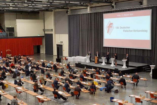 Das Fleischerhandwerk tagte pandemiekonform mit viel Abstand. Rund 90 Delegierte kamen nach Fulda zur Mitgliederversammlung. Das Fleischerhandwerk tagte pandemiekonform mit viel Abstand. Rund 90 Delegierte kamen nach Fulda zur Mitgliederversammlung.