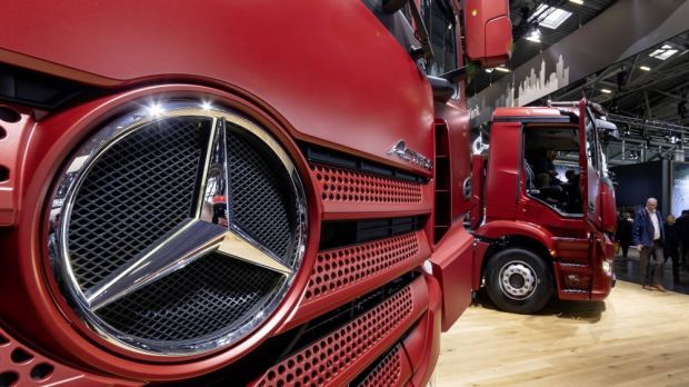 Daimler will den Wasserstoff nicht gasförmig sondern in flüssiger Form einsetzen, denn das spart Tankvolumen. Daimler will den Wasserstoff nicht gasförmig sondern in flüssiger Form einsetzen, denn das spart Tankvolumen.