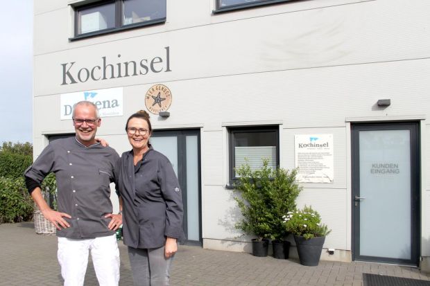 Birgit und Harald Deckena vor ihrer Kochinsel auf Norderney. Birgit und Harald Deckena vor ihrer Kochinsel auf Norderney.