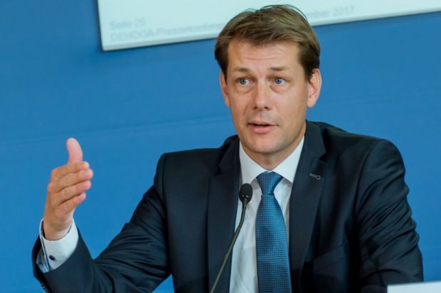 Das Gastgewerbe befindet sich noch immer in einer existenzbedrohenden Krise. Dehoga-Präsident Guido Zöllick fordert weitere Unterstützung für notleidende Betriebe. Das Gastgewerbe befindet sich noch immer in einer existenzbedrohenden Krise. Dehoga-Präsident Guido Zöllick fordert weitere Unterstützung für notleidende Betriebe.