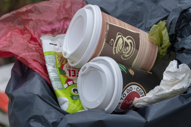 Auch To-Go-Lebensmittelbehälter und Getränkebecher aus Styropor sollen nicht mehr auf den Markt kommen dürfen. Auch To-Go-Lebensmittelbehälter und Getränkebecher aus Styropor sollen nicht mehr auf den Markt kommen dürfen.