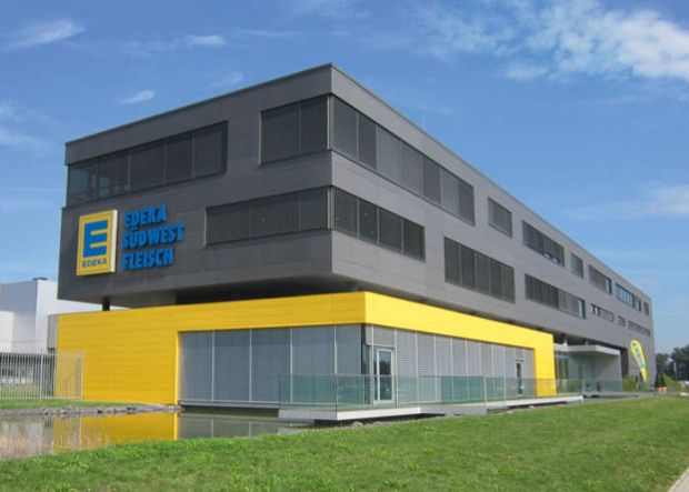 Im Werk Rheinstetten der Edeka Südwest Fleisch arbeiten rund 1.000 Mitarbeiter, darunter mehr als 80 Metzgermeister. Im Werk Rheinstetten der Edeka Südwest Fleisch arbeiten rund 1.000 Mitarbeiter, darunter mehr als 80 Metzgermeister.