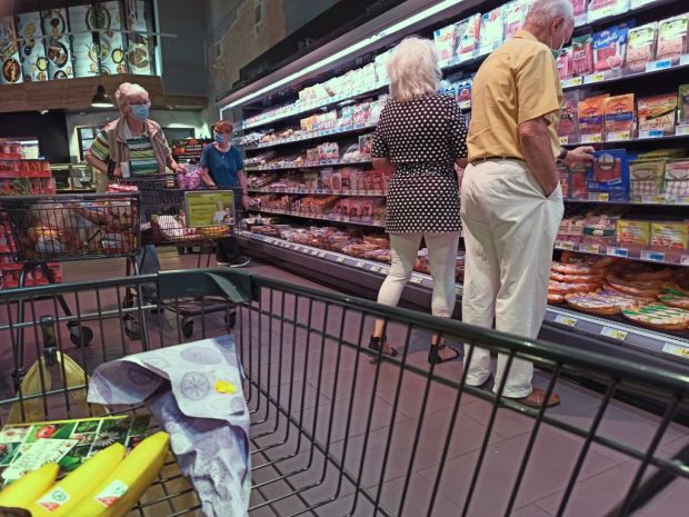 Einkauf in einem Supermarkt. Wo Kunden wie oft Fleisch und Wurst einkaufen und worauf sie besonderen Wert legen, das untersuchte das Berliner Marktforschungsunternehmen POSPulse. Einkauf in einem Supermarkt. Wo Kunden wie oft Fleisch und Wurst einkaufen und worauf sie besonderen Wert legen, das untersuchte das Berliner Marktforschungsunternehmen POSPulse.