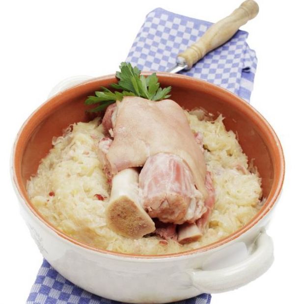 Eisbein mit Sauerkraut. Eisbein mit Sauerkraut.