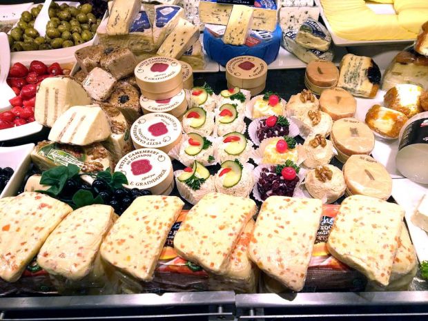 Fallen in der Theke ins Auge: Frischkäse wird auch in optisch attraktiver Pralineform und -verpackung angeboten. Fallen in der Theke ins Auge: Frischkäse wird auch in optisch attraktiver Pralineform und -verpackung angeboten.