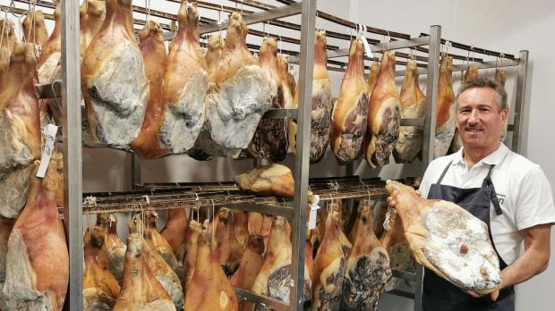 Fleischermeister Siegfried Könen aus Saarburg zeigt das Ergebnis seiner Mühen: Ein Schinken, der trotz Salzzugabe und langer Trocknung noch immer ein mildes und nie ein salzscharfes Produkt ist. Fleischermeister Siegfried Könen aus Saarburg zeigt das Ergebnis seiner Mühen: Ein Schinken, der trotz Salzzugabe und langer Trocknung noch immer ein mildes und nie ein salzscharfes Produkt ist.
