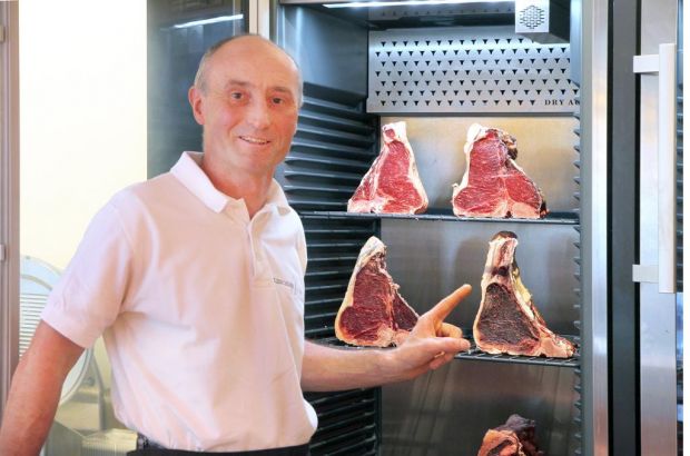 Marcus Weber kennzeichnet die hinter Glas reifenden Rindfleisch-Cuts mit der Lagerzeit und dem Namen des Kunden. Marcus Weber kennzeichnet die hinter Glas reifenden Rindfleisch-Cuts mit der Lagerzeit und dem Namen des Kunden.