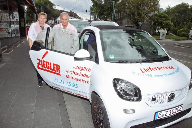 Liefern Mittagessen und Bestellungen jetzt mit mehreren flotten Smarts aus: Monika und Ulrich Ziegler aus Essen. Liefern Mittagessen und Bestellungen jetzt mit mehreren flotten Smarts aus: Monika und Ulrich Ziegler aus Essen.