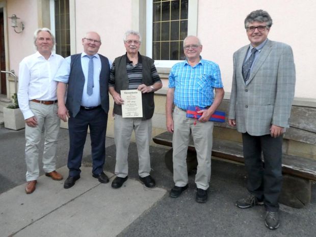 Ehrung langjähriger Mitglieder (von links): Aufsichtsrat-Vorsitzender Ralf Winter, Vorstand Hans-Peter Lamprecht, Walter Behr (25 Jahre), Dieter Bremer (50 Jahre) und Geschäftsführer Jürgen Straub. Ehrung langjähriger Mitglieder (von links): Aufsichtsrat-Vorsitzender Ralf Winter, Vorstand Hans-Peter Lamprecht, Walter Behr (25 Jahre), Dieter Bremer (50 Jahre) und Geschäftsführer Jürgen Straub.