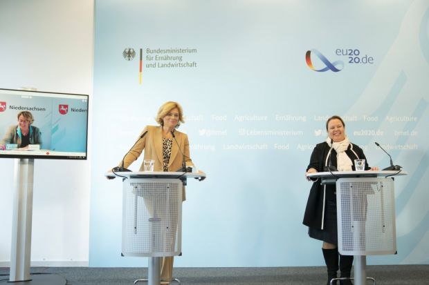 Pressekonferenz in Bonn nach dem Branchengipfel Fleisch mit Bundeslandwirtschaftsministerin Julia Klöckner und NRW-Landwirtschaftsministerin Ursula Heinen-Esser sowie Niedersachsens Ressortchefin Barbara Otte-Kinast, die aus Hannover zugeschaltet war. Pressekonferenz in Bonn nach dem Branchengipfel Fleisch mit Bundeslandwirtschaftsministerin Julia Klöckner und NRW-Landwirtschaftsministerin Ursula Heinen-Esser sowie Niedersachsens Ressortchefin Barbara Otte-Kinast, die aus Hannover zugeschaltet war.