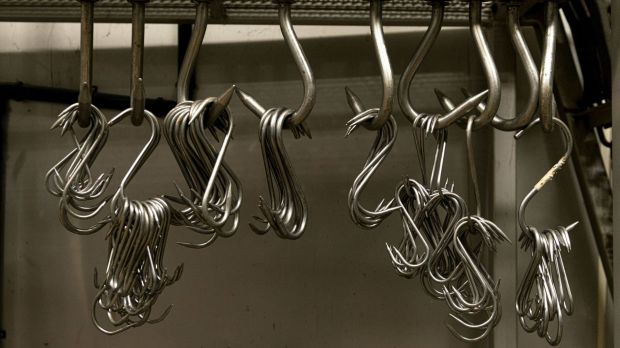 Coronabedingt blieben zwischen Januar und Oktober zahlreiche Schlacht- und Fleischhaken leer. Die Erzeugung von Schweinefleisch sank um 2,5 Prozent. Coronabedingt blieben zwischen Januar und Oktober zahlreiche Schlacht- und Fleischhaken leer. Die Erzeugung von Schweinefleisch sank um 2,5 Prozent.