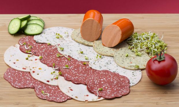 Fleisch- und Wurstersatz sind am beliebtesten, gefolgt von Brotaufstrichen und Milchersatz. Fleisch- und Wurstersatz sind am beliebtesten, gefolgt von Brotaufstrichen und Milchersatz.
