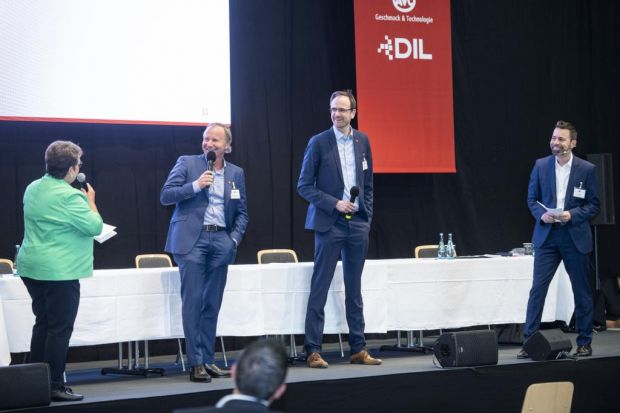 Stellten sich den Fragen der Chefredakteure Renate Kühlcke (links) und Jörg Schiffeler (rechts): Hans-Ewald (2.v.l.) und Dr. Wolfgang Kühnl. Stellten sich den Fragen der Chefredakteure Renate Kühlcke (links) und Jörg Schiffeler (rechts): Hans-Ewald (2.v.l.) und Dr. Wolfgang Kühnl.