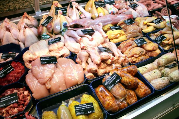 Konventionell erzeugtes Geflügelfleisch ist in den Theken von Fachgeschäften und Lebensmittelhandel häufiger zu finden als Bio-Ware. Konventionell erzeugtes Geflügelfleisch ist in den Theken von Fachgeschäften und Lebensmittelhandel häufiger zu finden als Bio-Ware.