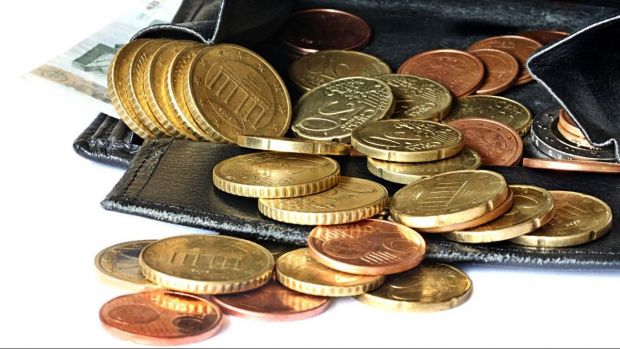 Seit 1. Januar 2020 gilt ein gesetzlicher Mindestlohn von 9,35 Euro je Stunde. In vier Schritten soll er auf 10,45 Euro steigen. Seit 1. Januar 2020 gilt ein gesetzlicher Mindestlohn von 9,35 Euro je Stunde. In vier Schritten soll er auf 10,45 Euro steigen.