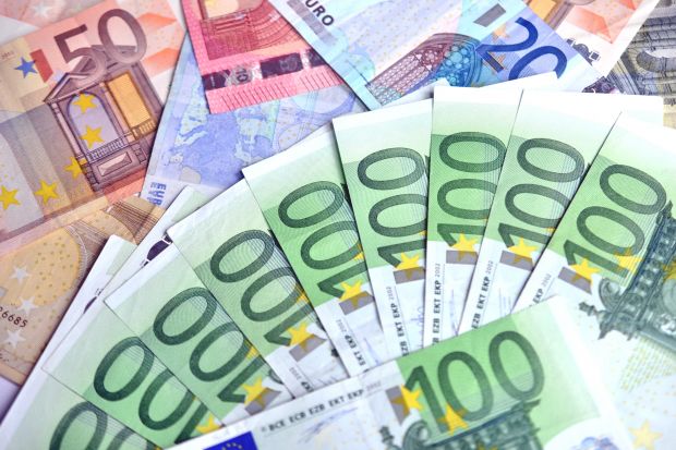 Im April hatte die Bundesregierung beschlossen, Sonderzahlungen für Beschäftigte bis zu einem Betrag von 1 500 Euro im Jahr 2020 steuer- und sozialversicherungsfrei zu stellen. Im April hatte die Bundesregierung beschlossen, Sonderzahlungen für Beschäftigte bis zu einem Betrag von 1 500 Euro im Jahr 2020 steuer- und sozialversicherungsfrei zu stellen.