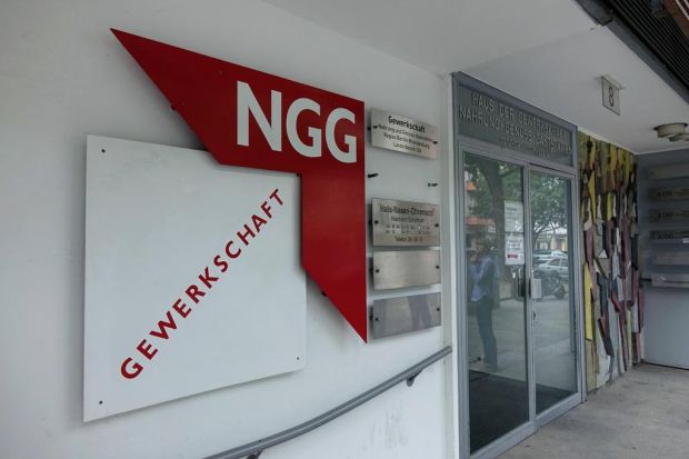 Die NGG fordert ein Verbot von Leiharbeit und Werkvertrag, sonst gäbe es keinen Tarifvertrag mit der Fleischwirtschaft. Die NGG fordert ein Verbot von Leiharbeit und Werkvertrag, sonst gäbe es keinen Tarifvertrag mit der Fleischwirtschaft.