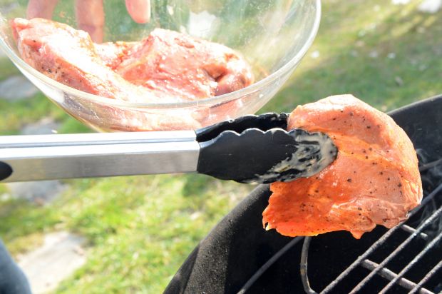 Die warme Witterung nutzt der LEH für Verkaufsaktionen mit Schweinefleisch. Das bringt tatsächlich leichte Impulse. Die warme Witterung nutzt der LEH für Verkaufsaktionen mit Schweinefleisch. Das bringt tatsächlich leichte Impulse.