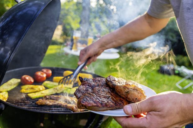 Bei gutem Wetter wird am Vatertag gegrillt. Darauf hat sich der LEH eingestellt und sich vorsorglich mit Schweinefleisch eingedeckt. Bei gutem Wetter wird am Vatertag gegrillt. Darauf hat sich der LEH eingestellt und sich vorsorglich mit Schweinefleisch eingedeckt.