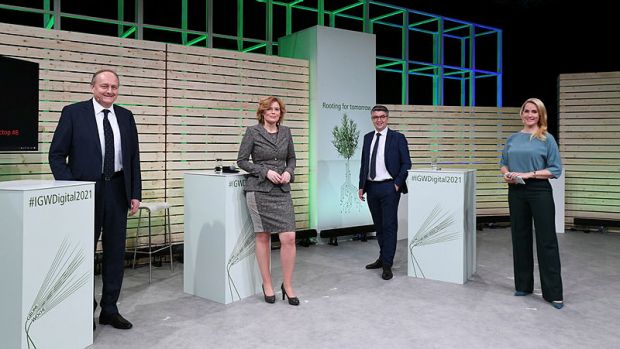 Talkrunde zur #IGWDigital2021 mit (von links): Joachim Rukwied (DBV), Bundeslandwirtschaftsministerin Julia Klöckner, Messe-Projektleiter Lars Jaeger, Projektleiter und Moderatorin Judith Rakers. Talkrunde zur #IGWDigital2021 mit (von links): Joachim Rukwied (DBV), Bundeslandwirtschaftsministerin Julia Klöckner, Messe-Projektleiter Lars Jaeger, Projektleiter und Moderatorin Judith Rakers.