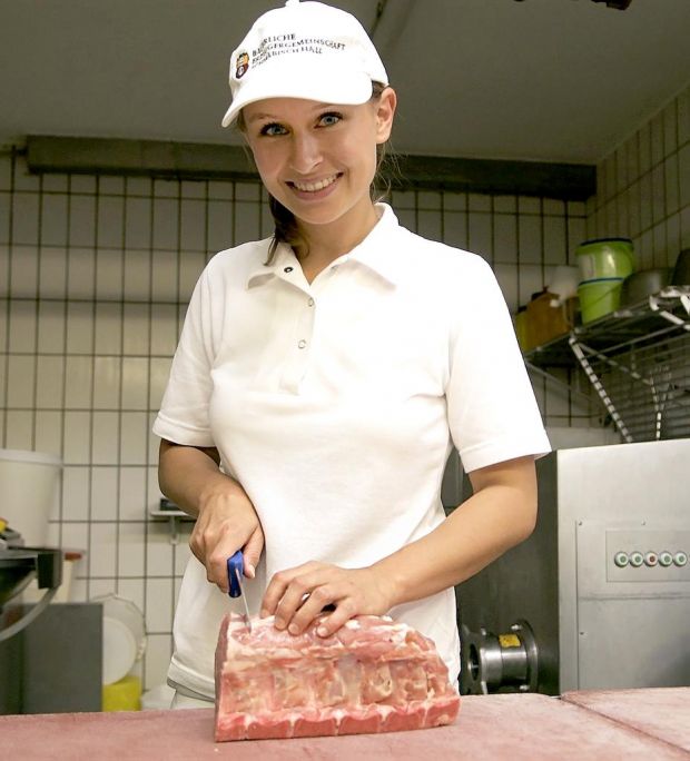 Diese Arbeit passt zu ihr, finden Freunde und Bekannte: Die Fleischerin Katrin Gössl unterstützt ihren Vater in der Produktion und hat als nächstes die Meisterprüfung auf der Agenda. Diese Arbeit passt zu ihr, finden Freunde und Bekannte: Die Fleischerin Katrin Gössl unterstützt ihren Vater in der Produktion und hat als nächstes die Meisterprüfung auf der Agenda.