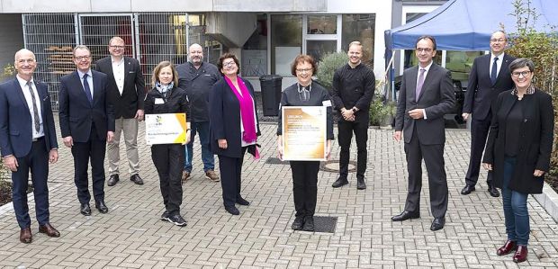 Hand in Hand für das bundesweite Fleischerhandwerk: Vertreter von World Skills Germany, dem Deutschen Fleischer-Verband und der Handwerkskammer mit dem Fleischer-Team des Fachzentrums sowie Michael Boddenberg (3.v.r.) als Vertreter der Gründerfamilie der Fachschule Heyne. Hand in Hand für das bundesweite Fleischerhandwerk: Vertreter von World Skills Germany, dem Deutschen Fleischer-Verband und der Handwerkskammer mit dem Fleischer-Team des Fachzentrums sowie Michael Boddenberg (3.v.r.) als Vertreter der Gründerfamilie der Fachschule Heyne.