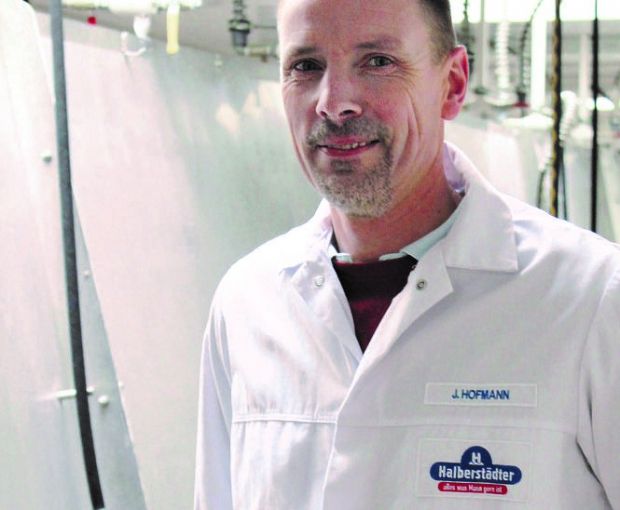 Ganz in Weiß: Für den Halberstädter Qualitätsmanager Jan Hofmann ist Hygiene auch bei der Kleidung im Betrieb oberstes Gebot. Ganz in Weiß: Für den Halberstädter Qualitätsmanager Jan Hofmann ist Hygiene auch bei der Kleidung im Betrieb oberstes Gebot.