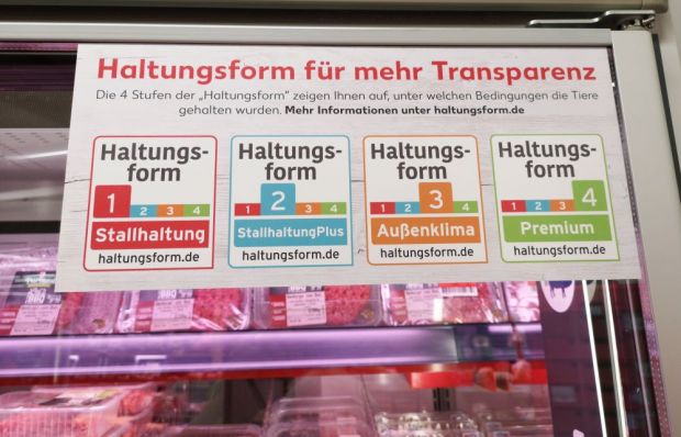 In den meisten Supermärkten werden die Kunden darüber informiert, aus welchen Haltungssystemen das Fleisch stammt. In den meisten Supermärkten werden die Kunden darüber informiert, aus welchen Haltungssystemen das Fleisch stammt.