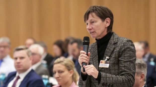 "Wir möchten das Verbot von Werkverträgen in den Kernbereichen der Fleischwirtschaft umsetzen“, kündigte Dr. Heike Harstick an. "Wir möchten das Verbot von Werkverträgen in den Kernbereichen der Fleischwirtschaft umsetzen“, kündigte Dr. Heike Harstick an.