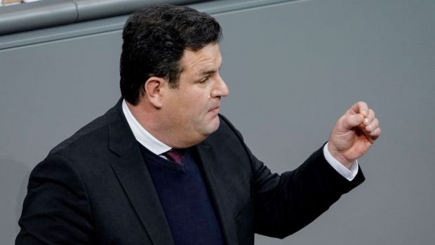 Hubertus Heil (SPD), Bundesminister für Arbeit und Soziales, konnte sich mit seinen Forderungen weitgehend durchsetzen. Hubertus Heil (SPD), Bundesminister für Arbeit und Soziales, konnte sich mit seinen Forderungen weitgehend durchsetzen.