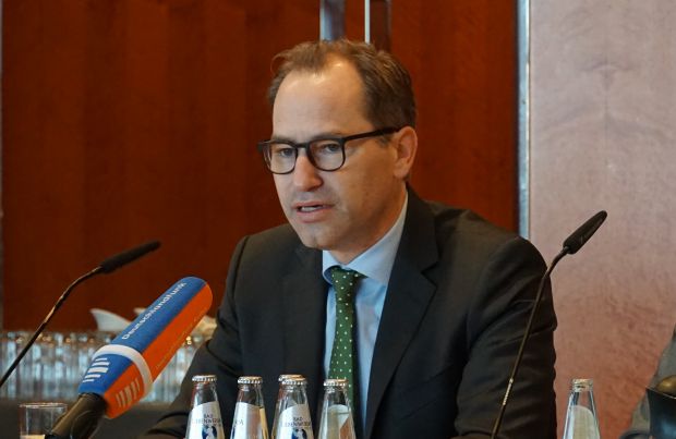 Dr. Alexander Hinrichs: „Das neue Modell ist gerechter, weil derjenige, der für Tierwohl bezahlt, das jetzt auch nachweislich bekommt und als solches vermarkten kann.“ Dr. Alexander Hinrichs: „Das neue Modell ist gerechter, weil derjenige, der für Tierwohl bezahlt, das jetzt auch nachweislich bekommt und als solches vermarkten kann.“